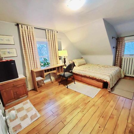 Merj'S Guest House In Wolesly Виннипег Экстерьер фото